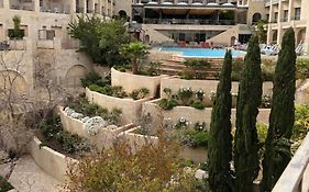 דירות באזור ממילא/המלך דוד, בגודל 120 מר, עם 2 חדרי שינה ו- 2 חדרי רחצה פרטיים